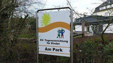 Schild für "EV. Tageseinrichtung für Kinder Am Park" (Kindertagesstätte am Park).