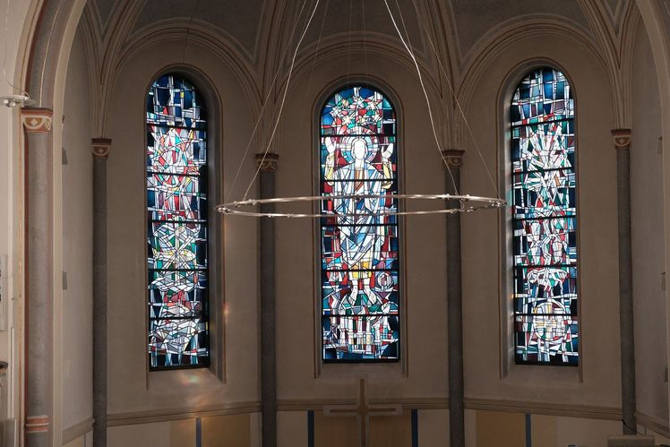 Innenraum St. Leo's Kirche: lebendige Buntglasfenster mit modernen Designs.