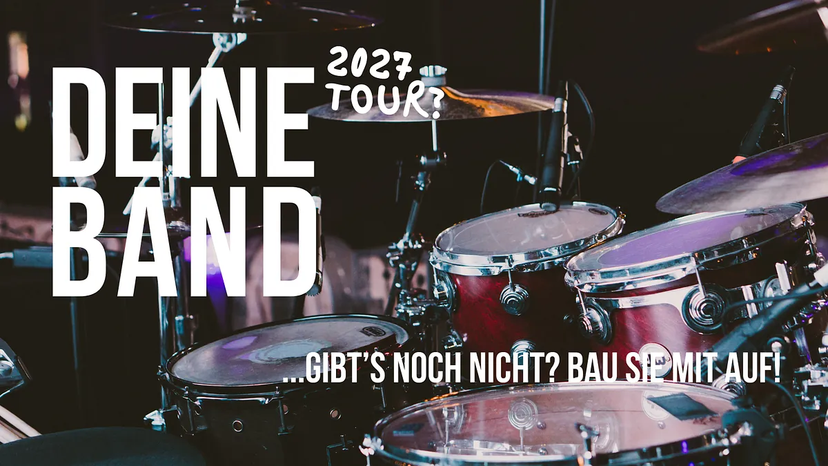 Fünf Musiker mit Klarinette, Trompete, Posaune und Flöte sitzen zusammen.