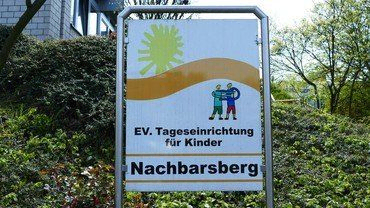 Schild für "EV. Tageseinrichtung für Kinder Am Park" (Kindertagesstätte am Park).