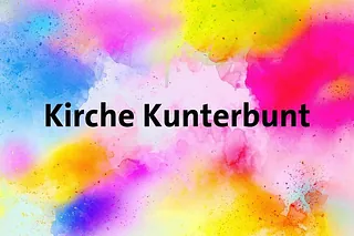 "Kirche Kunterbunt" Text auf einem leuchtenden, vielfarbigen Aquarellhintergrund.