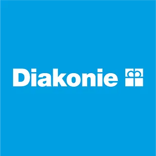 Weißes "Diakonie" Logo mit stilisiertem Herz-Kreuz auf hellblauem Hintergrund.