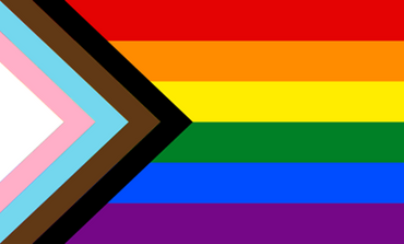 Progress Pride Flagge mit zusätzlichen Streifen für Inklusivität und marginalisierte Gemeinschaften.
