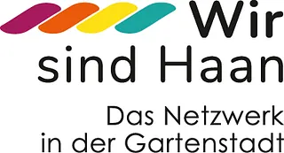 Vier bunte hölzerne Spielfiguren (blau, grün, gelb, rot) in einer Reihe.