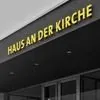 Informationskarte des Haus an der Kirche Haan mit Bild des Gebäudeeingangs.