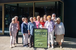 Gruppe vor dem "Haaner Welt Laden," einem Fair-Trade-Laden.